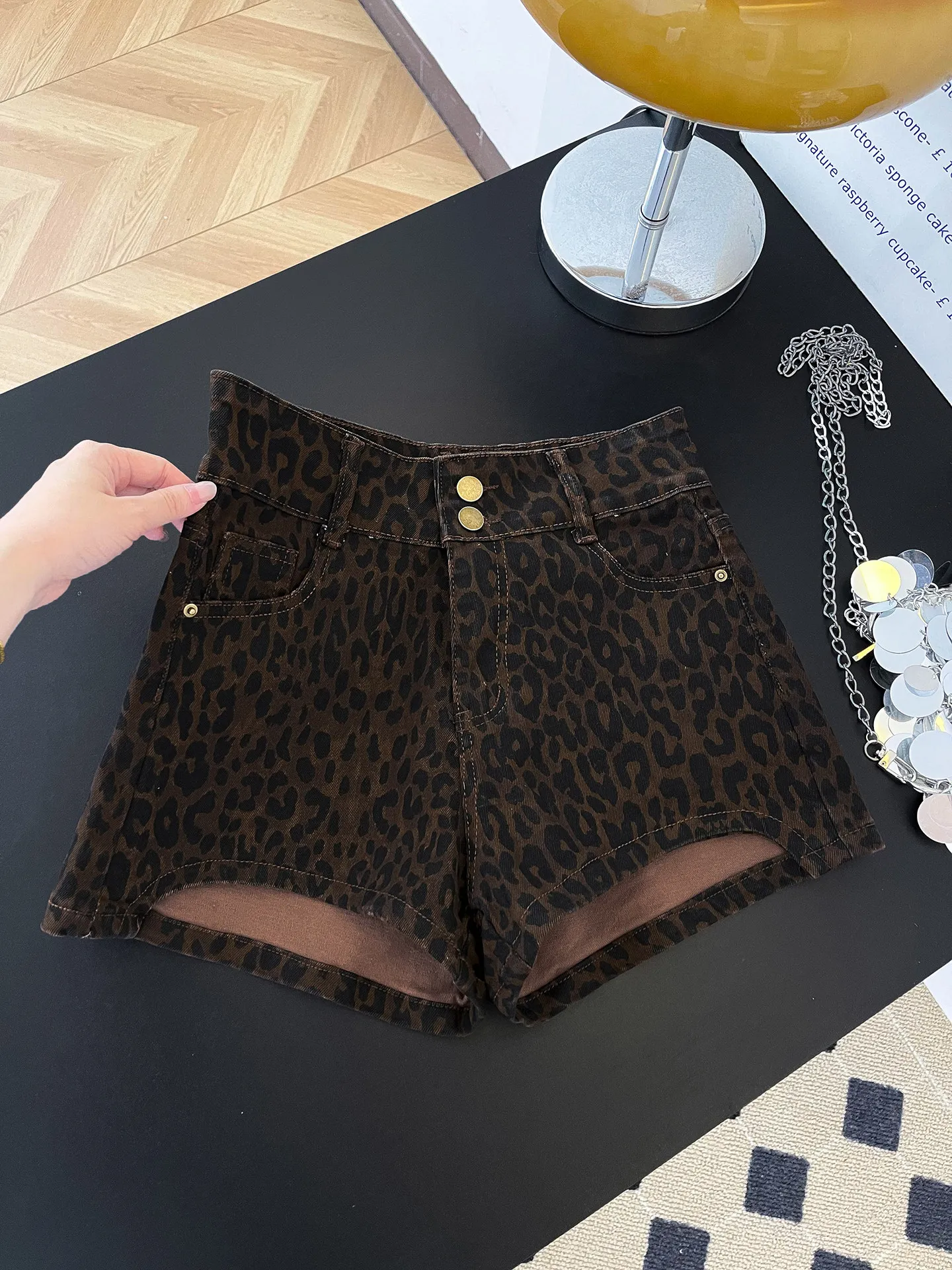 American Retro Leopard Print Denim Shorts 2026 Summer New Casual Fashion Street Style Women's High Waist Slim Hot Pants
American Retro Leopard Print Denim Shorts 2026 Summer New Casual Fashion Street Style Women's High Waist Slim Hot Pants