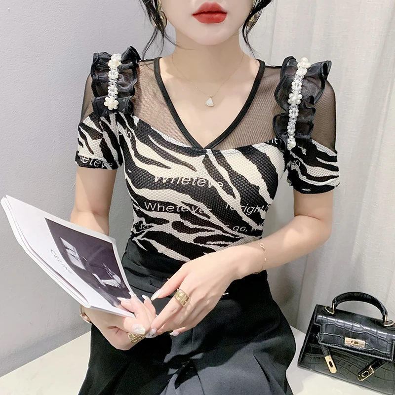 2023 New Summer European Clothes T-Shirt Women Chic Sexy V-Neck Beading Chain Patchwork Mesh Print Tops Short Sleeve Tees 36132
2023 New Summer European Clothes T-Shirt Women Chic Sexy V-Neck Beading Chain Patchwork Mesh Print Tops Short Sleeve Tees 36132