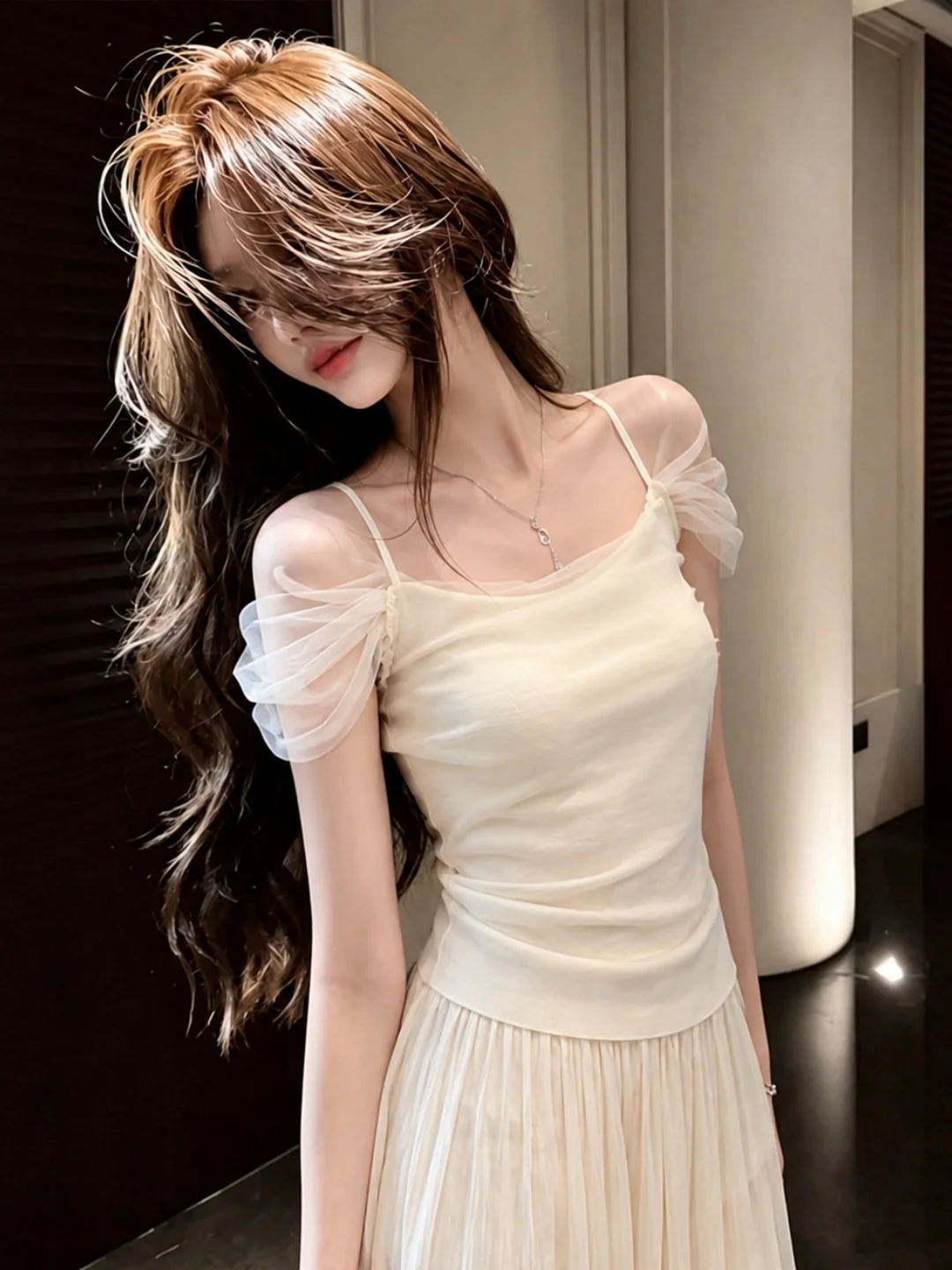 Slimming Short Sleeve T-Shirt Mesh Splicing Design Women's Fashionable Summer New Style Korean Version Slim Fit Silk Top
Slimming Short Sleeve T-Shirt Mesh Splicing Design Women's Fashionable Summer New Style Korean Version Slim Fit Silk Top