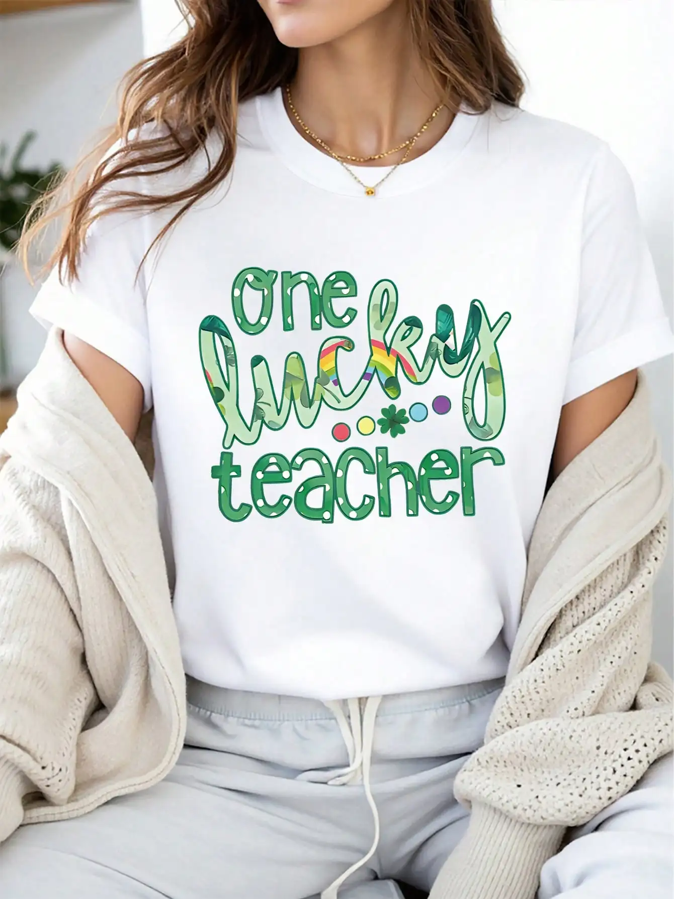 Женская футболка с короткими рукавами и принтом Lucky Teacher, демонстрирующая профессиональную честь и удачу
Женская футболка с короткими рукавами и принтом Lucky Teacher, демонстрирующая профессиональную честь и удачу