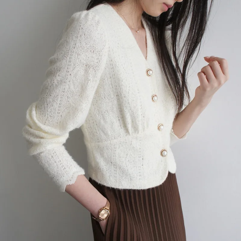 Miiiix Vintage Fashion Apricot Plush Lace V-neck Shirt Gentle and Elegant Pearl Button Top 2023 Autumn/Winter Female Clothing
Miiiix Vintage Fashion Apricot Plush Lace V-neck Shirt Gentle and Elegant Pearl Button Top 2023 Autumn/Winter Female Clothing