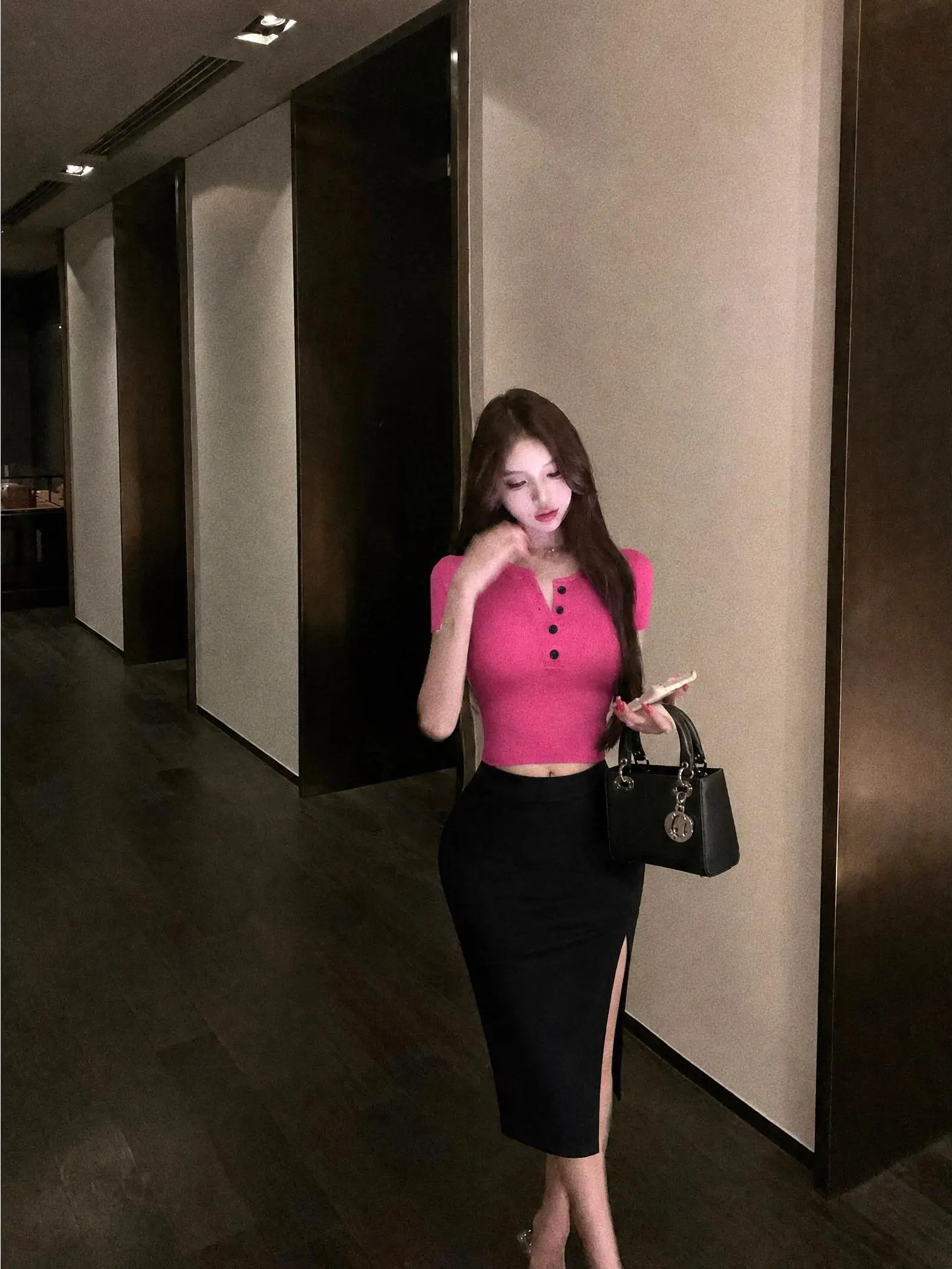 Hot Girl Pure Desire Summer 2026 New round Neck Button Belly Button Leak T-Shirt Split Skirt Two-Piece Set Women's Fashion
Hot Girl Pure Desire Summer 2026 New round Neck Button Belly Button Leak T-Shirt Split Skirt Two-Piece Set Women's Fashion