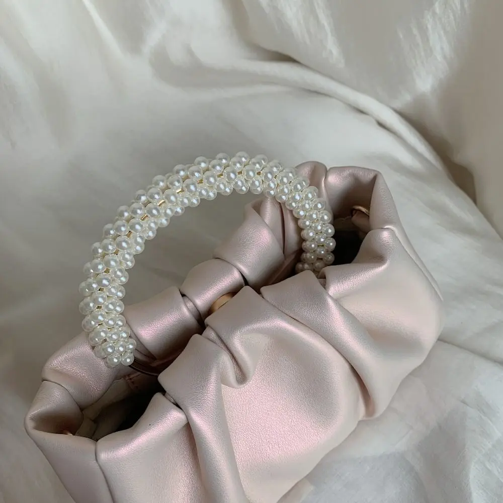 PU Pleated Cloud Bag Carrying Solid Color Pearl Handle Handbag Lightweight Large Capacity Women Crossbody Bag Class Commuting
PU Pleated Cloud Bag Carrying Solid Color Pearl Handle Handbag Lightweight Large Capacity Women Crossbody Bag Class Commuting