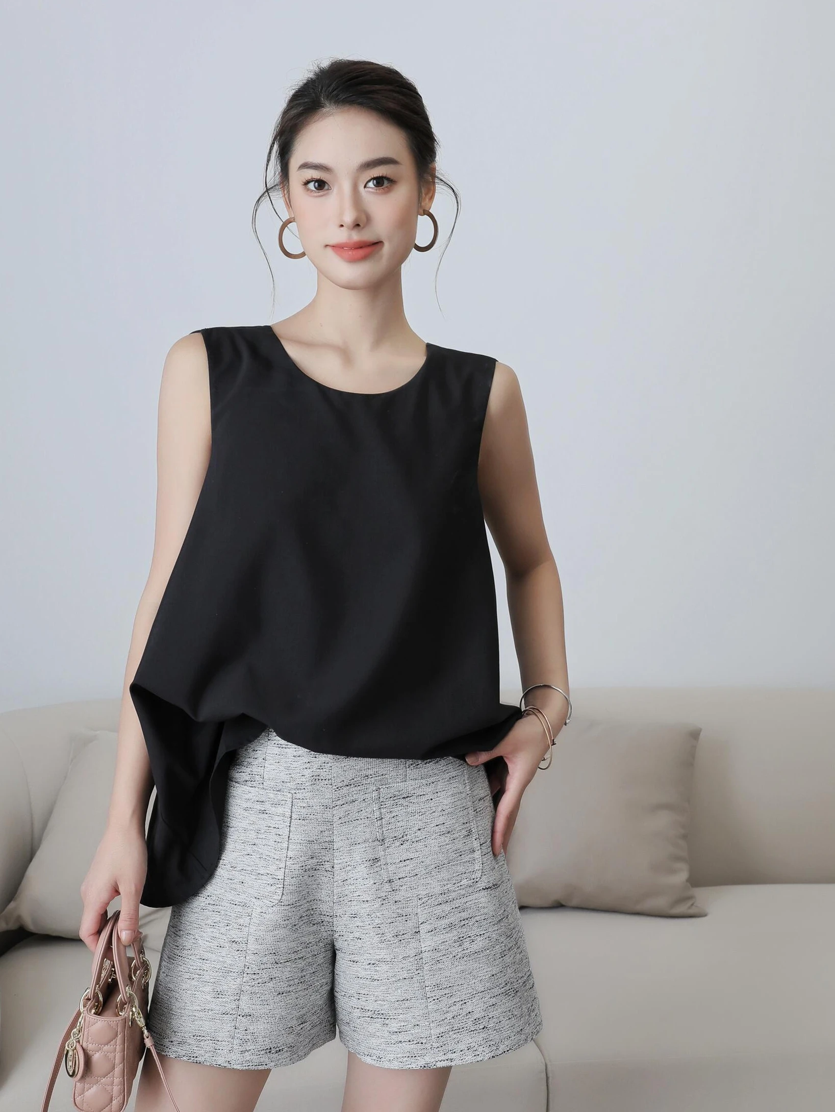 Шорты с высокой талией, украшенные цветочным узором, новая летняя коллекция, с блестящими вставками и декоративными карманами спереди, повседневные брюки
Шорты с высокой талией, украшенные цветочным узором, новая летняя коллекция, с блестящими вставками и декоративными карманами спереди, повседневные брюки