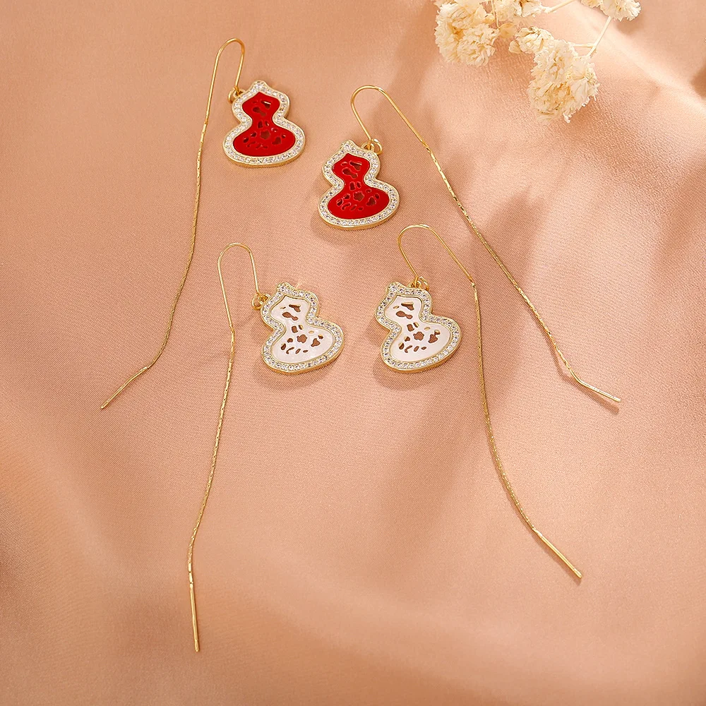 Fashionable and exquisite gourd earrings, micro-encrusted zircon earrings, high-end, elegant, niche and versatile earrings
Fashionable and exquisite gourd earrings, micro-encrusted zircon earrings, high-end, elegant, niche and versatile earrings