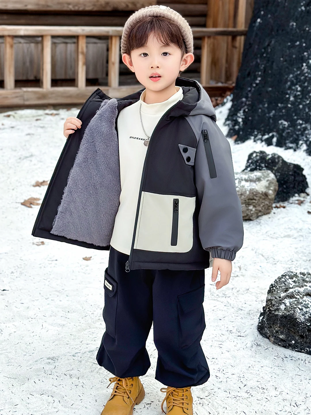 Модная парка для мальчиков с цветными вставками, осенне-зимняя куртка с капюшоном, теплая хлопковая одежда для мальчиков на флисовой подкладке
Модная парка для мальчиков с цветными вставками, осенне-зимняя куртка с капюшоном, теплая хлопковая одежда для мальчиков на флисовой подкладке