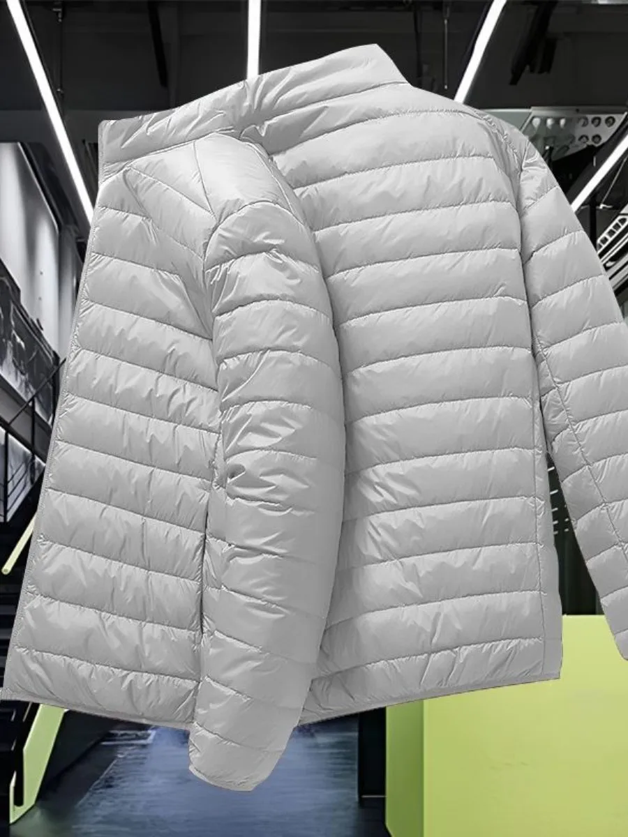 Мужская легкая пуховая куртка для осени и зимы, уличная, повседневная, свободного кроя, тонкая, с воротником-стойкой, теплая, модная, высококачественная, водонепроницаемая
Мужская легкая пуховая куртка для осени и зимы, уличная, повседневная, свободного кроя, тонкая, с воротником-стойкой, теплая, модная, высококачественная, водонепроницаемая