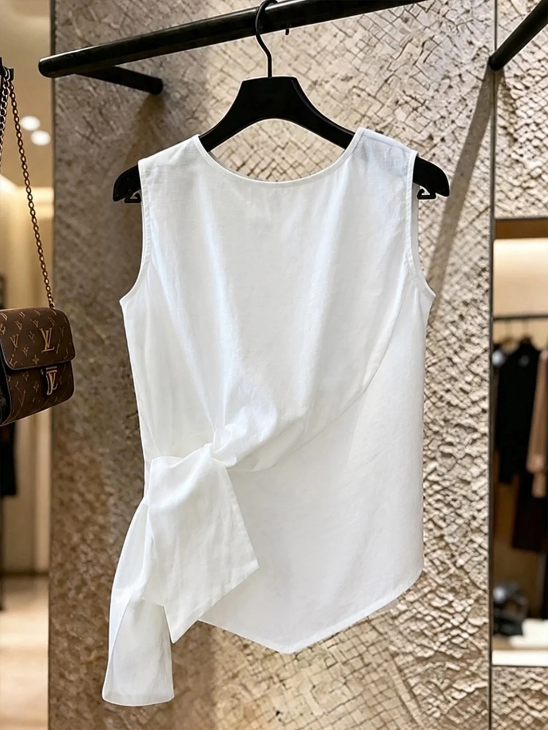 Summer 2026 Women's Sleeveless Pure Color Vest Simple Stylish Design Trendy round Neck Pullover Silk Top Versatile Commute Style
Summer 2026 Women's Sleeveless Pure Color Vest Simple Stylish Design Trendy round Neck Pullover Silk Top Versatile Commute Style