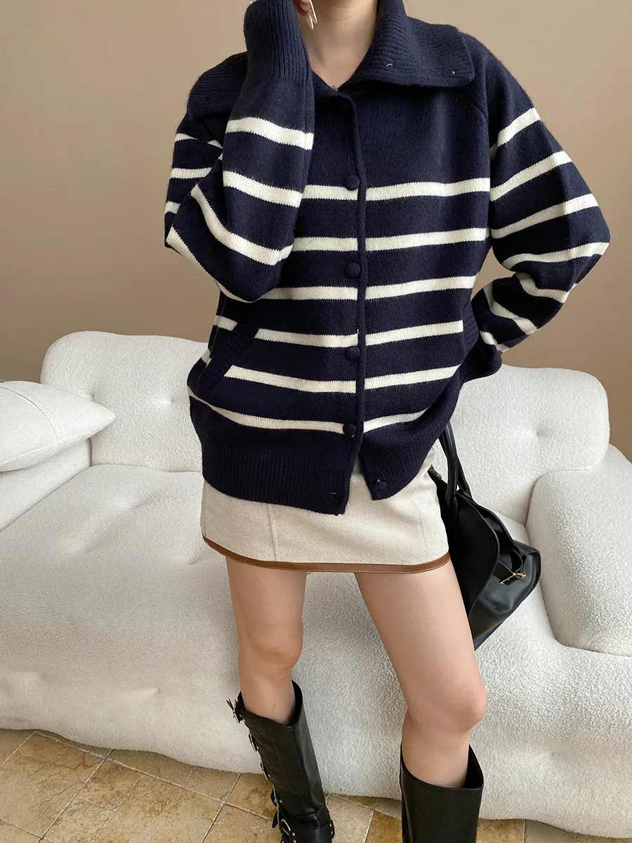Women's casual French lazy contrasting striped lapel loose knit cardigan sweater
Women's casual French lazy contrasting striped lapel loose knit cardigan sweater