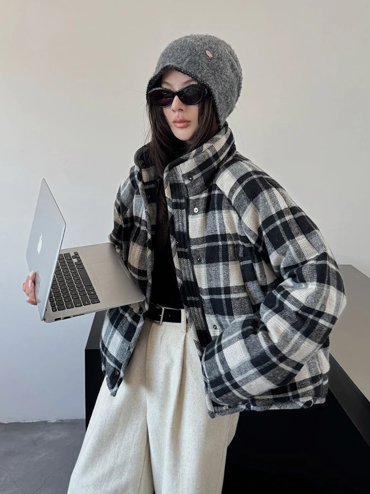 Популярный женский пуховик в шерстяную клетку, короткий стиль с утолщенным воротником-стойкой.
Популярный женский пуховик в шерстяную клетку, короткий стиль с утолщенным воротником-стойкой.