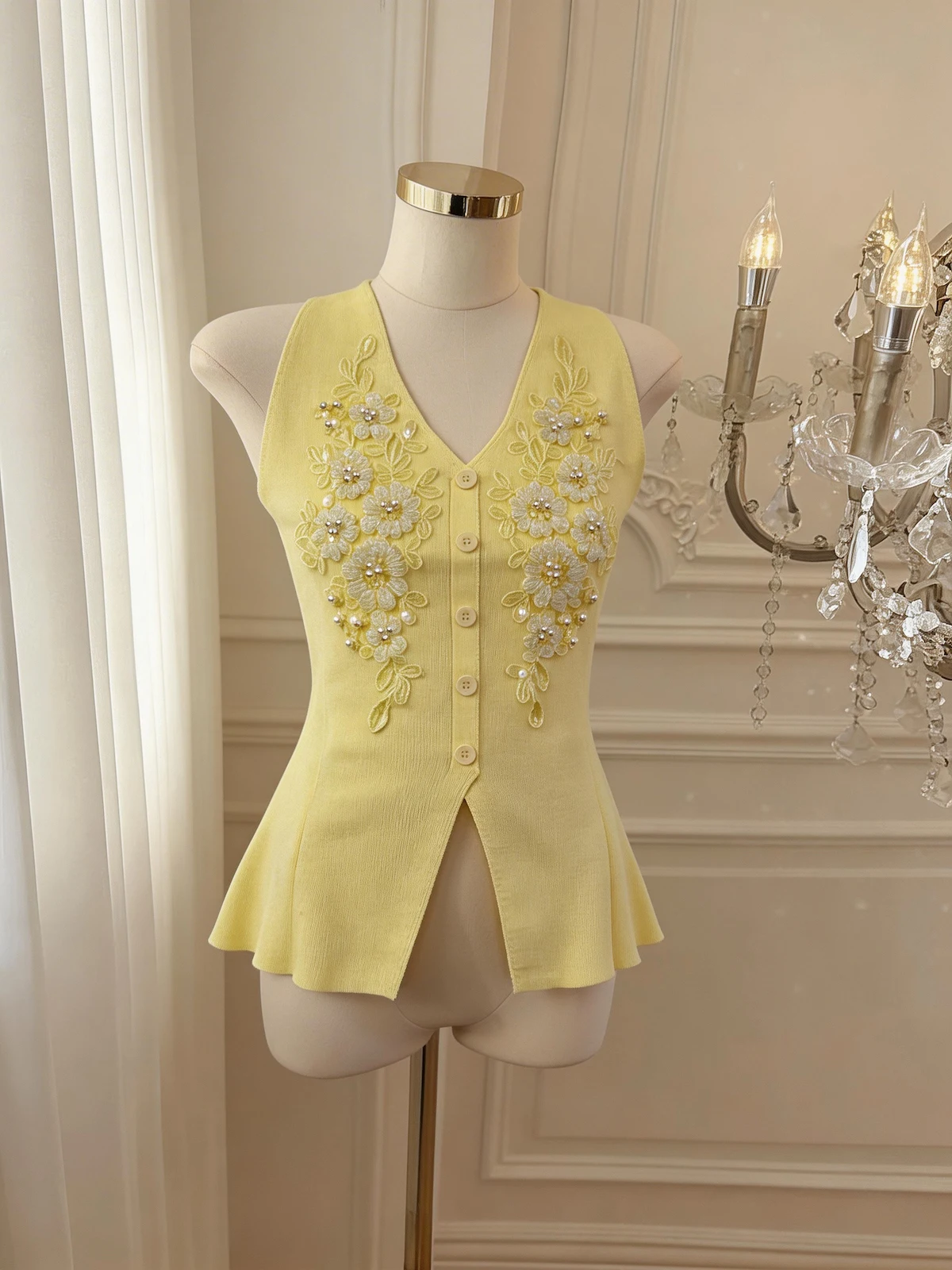 Women Light Yellow Halter V Neck Knit Vest Pearl Floral Embroidery Flared Hem Slim Waist Sleeveless Elegant Top
Women Light Yellow Halter V Neck Knit Vest Pearl Floral Embroidery Flared Hem Slim Waist Sleeveless Elegant Top