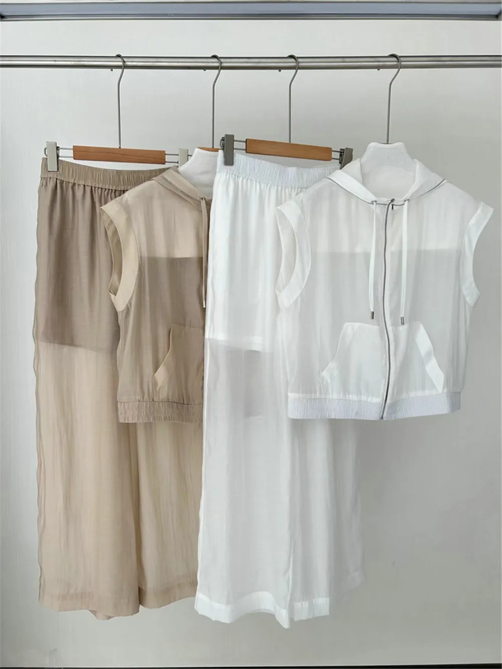 Summer Women's Thin Sleeveless Hooded Top + High Waist Wide Leg Pants Two Piece Fashion Set
Summer Women's Thin Sleeveless Hooded Top + High Waist Wide Leg Pants Two Piece Fashion Set
