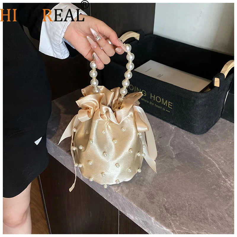 Luxury Pearls Bucket Bags for Women Drawstring Handbags Elegant Satin Evening Bag Ladies Wedding Clutch Shoulder Crossbody Bag
Luxury Pearls Bucket Bags for Women Drawstring Handbags Elegant Satin Evening Bag Ladies Wedding Clutch Shoulder Crossbody Bag