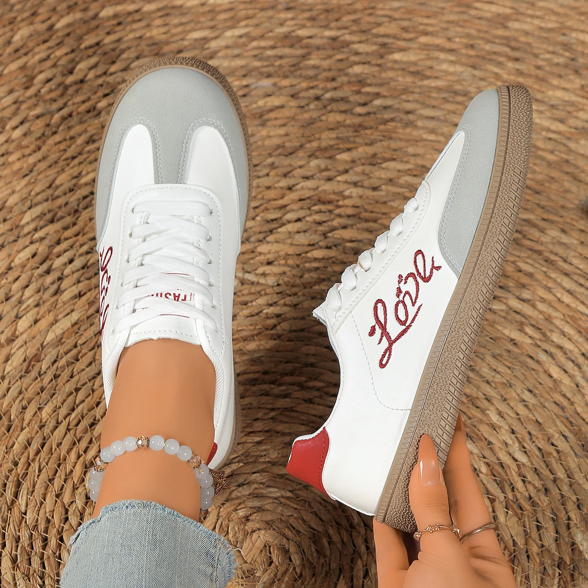 Повседневная обувь в стиле ретро, женская новая стильная спортивная женская обувь, удобные прогулочные дизайнерские кроссовки на плоском каблуке для женщин, размер 36-41 
Повседневная обувь в стиле ретро, женская новая стильная спортивная женская обувь, удобные прогулочные дизайнерские кроссовки на плоском каблуке для женщин, размер 36-41