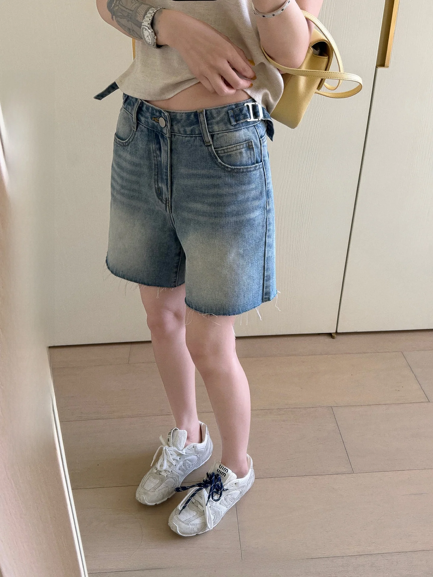 Light Wash Straight Leg Jeans Women's Summer New Casual Wide Leg Loose Shorts Ningshi Breathable Comfortable Low Waist Button
Light Wash Straight Leg Jeans Women's Summer New Casual Wide Leg Loose Shorts Ningshi Breathable Comfortable Low Waist Button