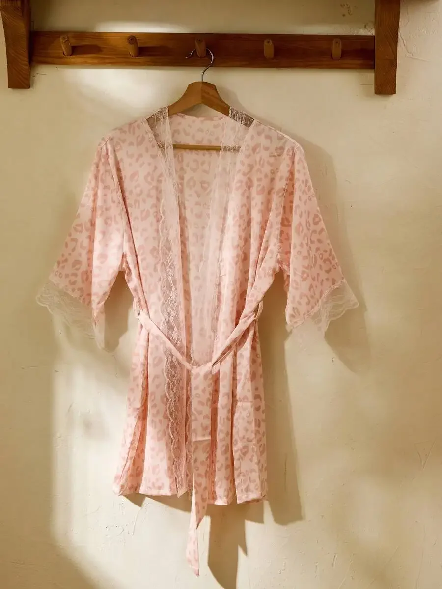 Cirelle 1PC Spring/Summer Leopard Print Lace-Trimmed Pajamas, Women's Ice Silk Robe, Bathrobe, Morning Robe, Suitable For
Cirelle 1PC Spring/Summer Leopard Print Lace-Trimmed Pajamas, Women's Ice Silk Robe, Bathrobe, Morning Robe, Suitable For