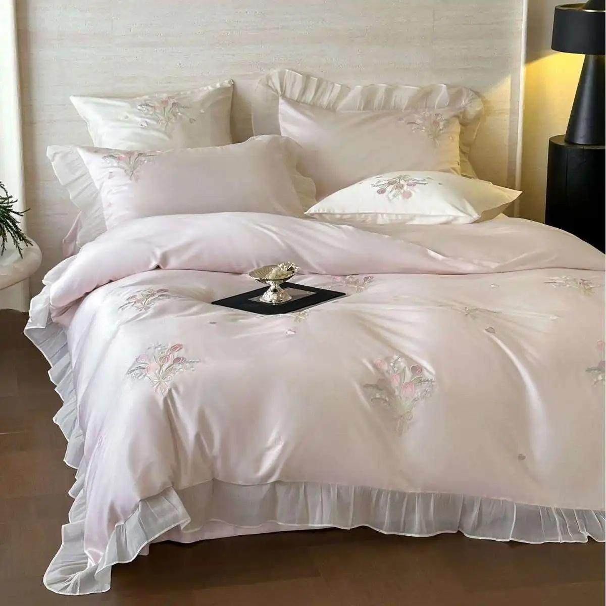 Silk Smooth Embroidered Royal Style Bedding Set Cool Sensation Lyocell Fabric Sheets for Bedroom 18 Meter Bed Linen Set
Silk Smooth Embroidered Royal Style Bedding Set Cool Sensation Lyocell Fabric Sheets for Bedroom 18 Meter Bed Linen Set