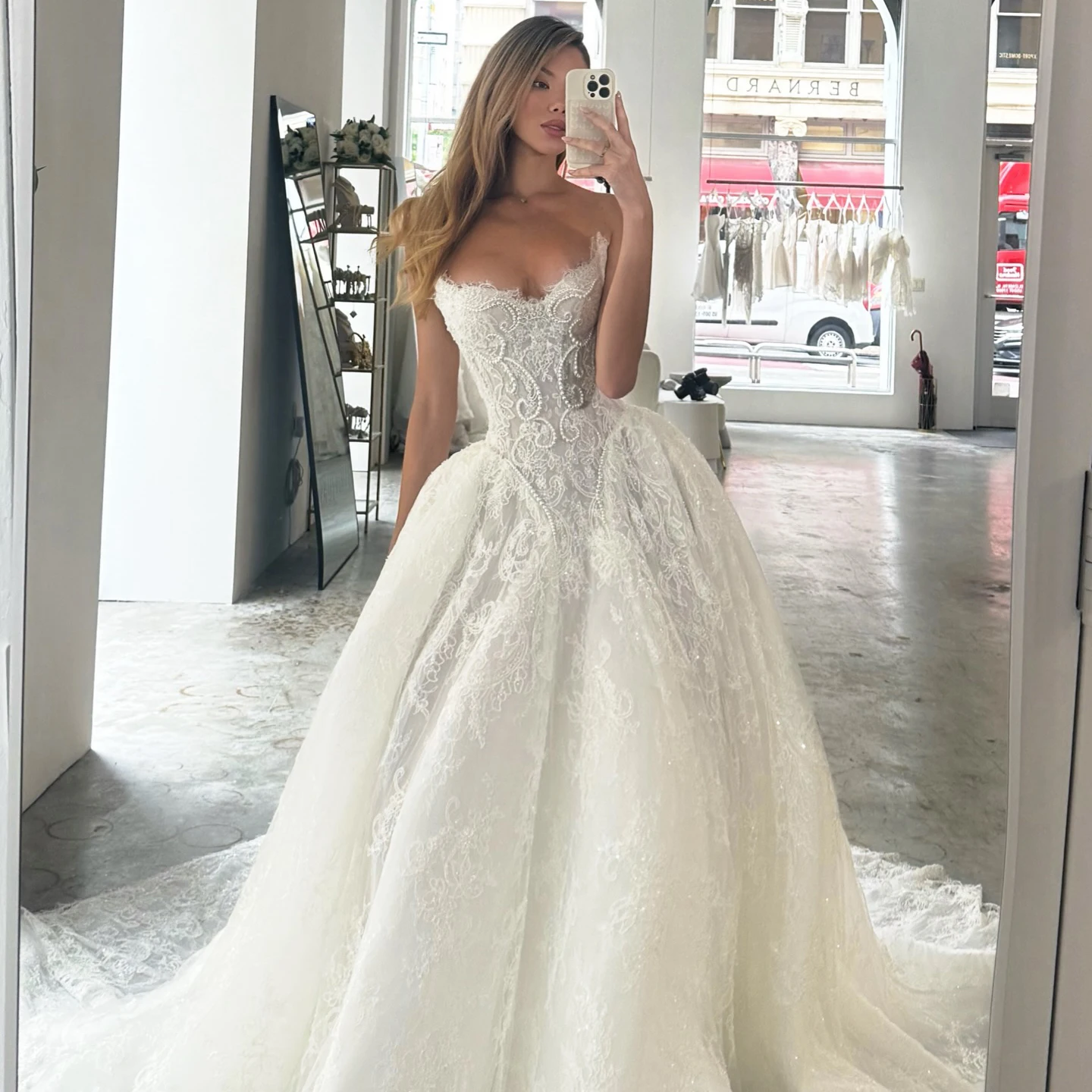 Sheer Fairy Women' s Elegant Wedding Dress with Pearls Floral Appliques Sweetheart Lace Bridal Gown with Gloves SW589 Customized
Sheer Fairy Women' s Elegant Wedding Dress with Pearls Floral Appliques Sweetheart Lace Bridal Gown with Gloves SW589 Customized