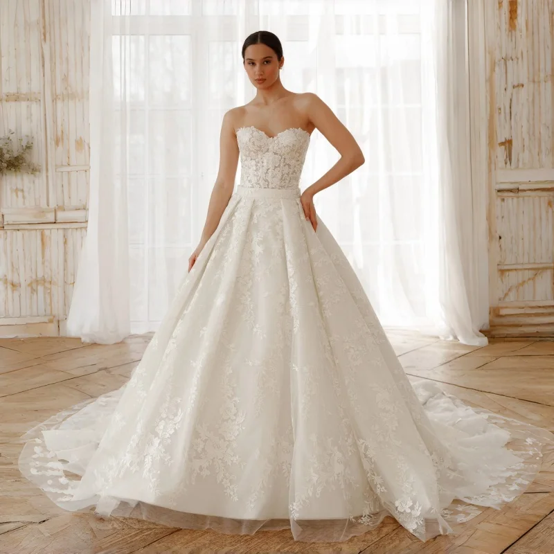 Strapless Sweetheart Neck Illusion Lace Corset Bodice Cascading Floral Lace High-Waist Ball Gown Classic Romantic Bridal Gown
Strapless Sweetheart Neck Illusion Lace Corset Bodice Cascading Floral Lace High-Waist Ball Gown Classic Romantic Bridal Gown