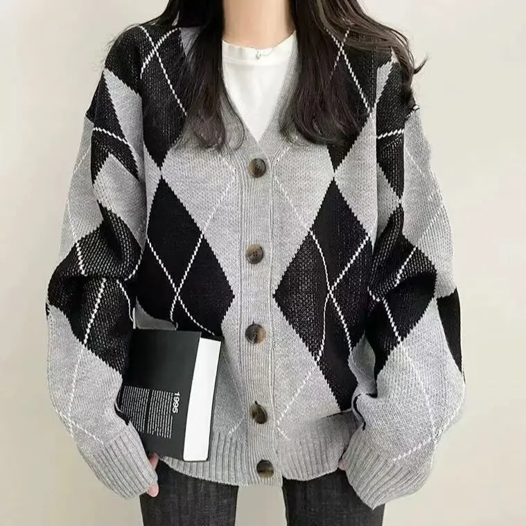 Fashion gray and white diamond grid knitted cardigan sweater for women in autumn and winter 2025Y2k long sleeved knitted sweater
Fashion gray and white diamond grid knitted cardigan sweater for women in autumn and winter 2025Y2k long sleeved knitted sweater