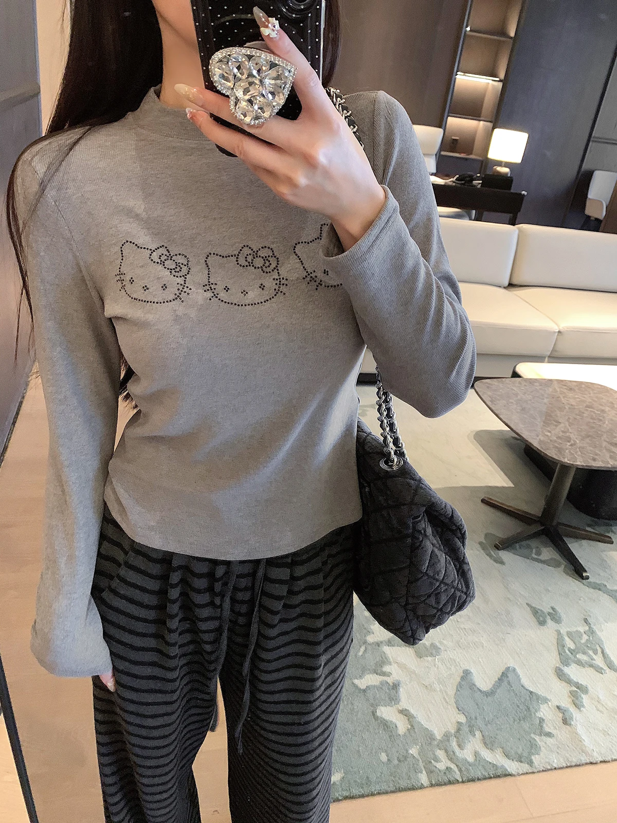 Женская модная приталенная футболка Zhuangda Mud Diamond Heat с маленьким воротником, длинным рукавом и эффектом мусса, базовая модель
Женская модная приталенная футболка Zhuangda Mud Diamond Heat с маленьким воротником, длинным рукавом и эффектом мусса, базовая модель