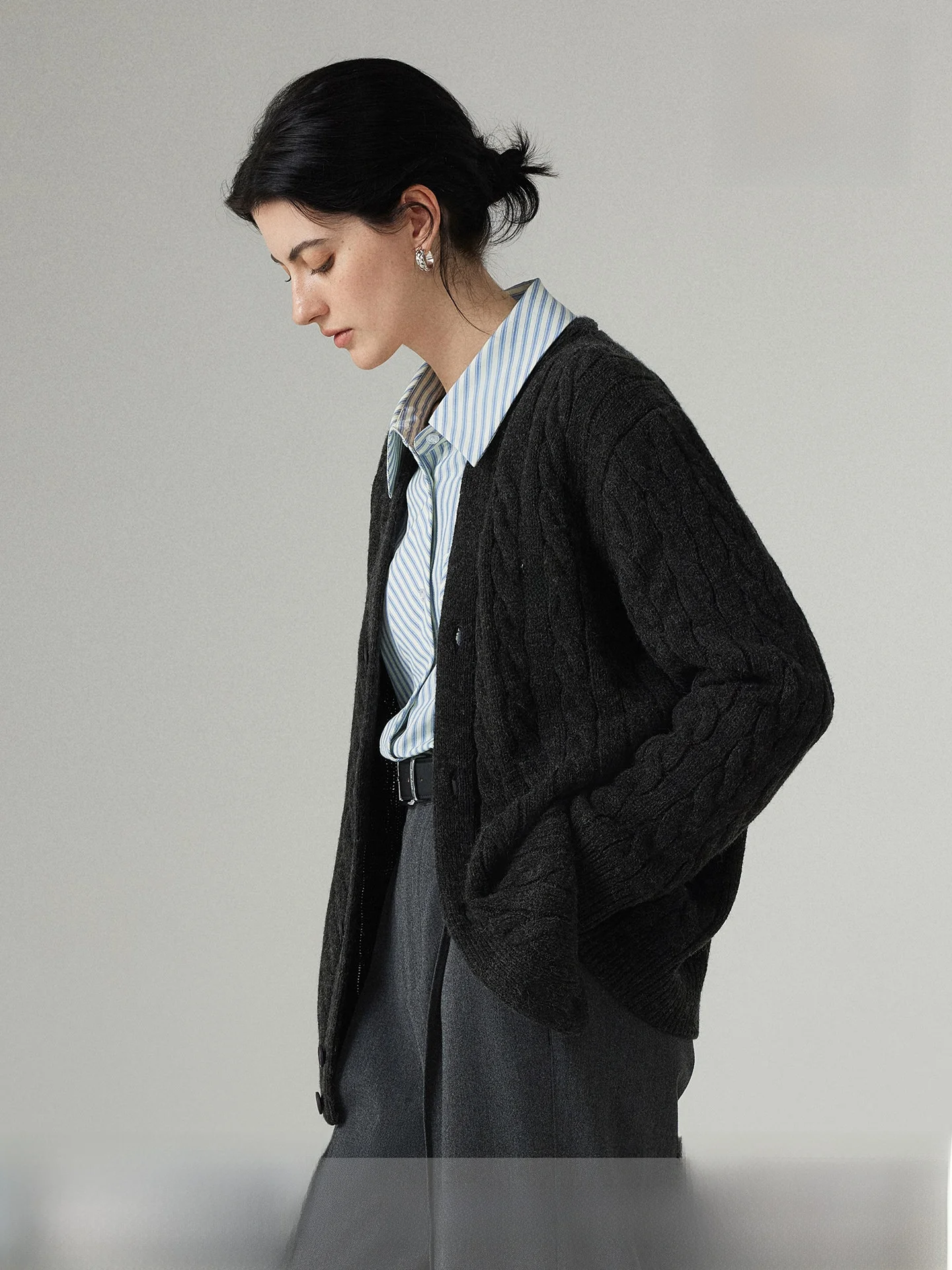 Мягкий уютный вязаный кардиган с V-образным вырезом для женщин, осенне-зимний, свободный, в стиле ретро, длинный, повседневный, комфортный трикотаж
Мягкий уютный вязаный кардиган с V-образным вырезом для женщин, осенне-зимний, свободный, в стиле ретро, длинный, повседневный, комфортный трикотаж