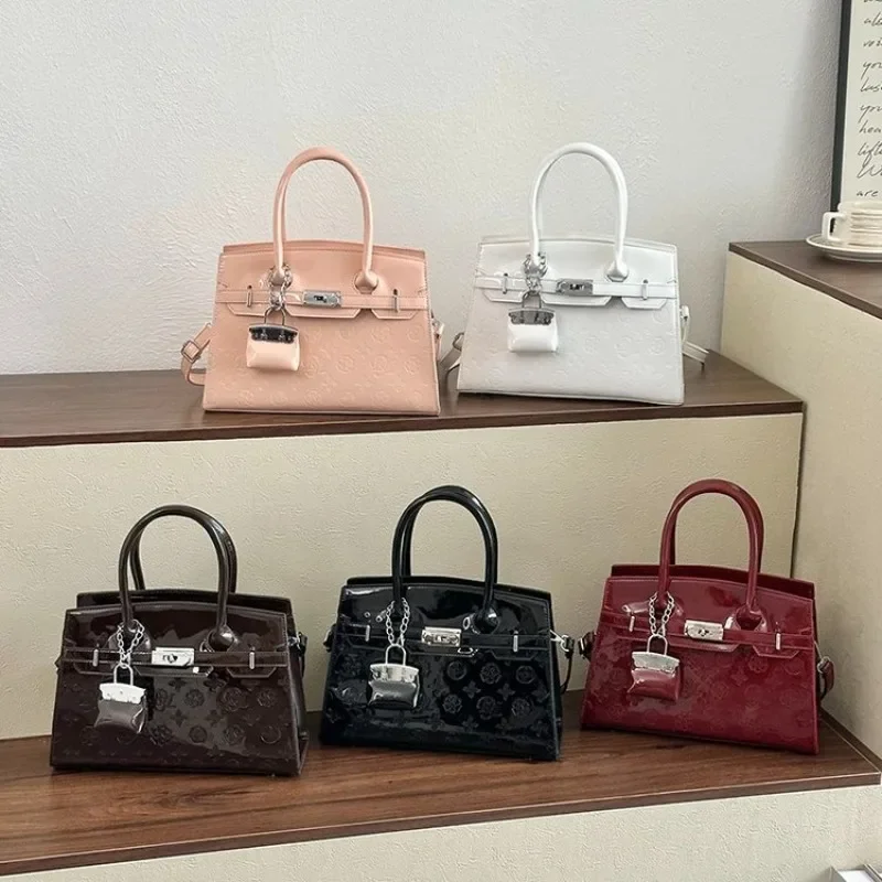 Trendy Classic Diaper Bag Luxury High End Minimalist Solid Color Original Crossbody Handbag Commuter Ladies Tote
Trendy Classic Diaper Bag Luxury High End Minimalist Solid Color Original Crossbody Handbag Commuter Ladies Tote