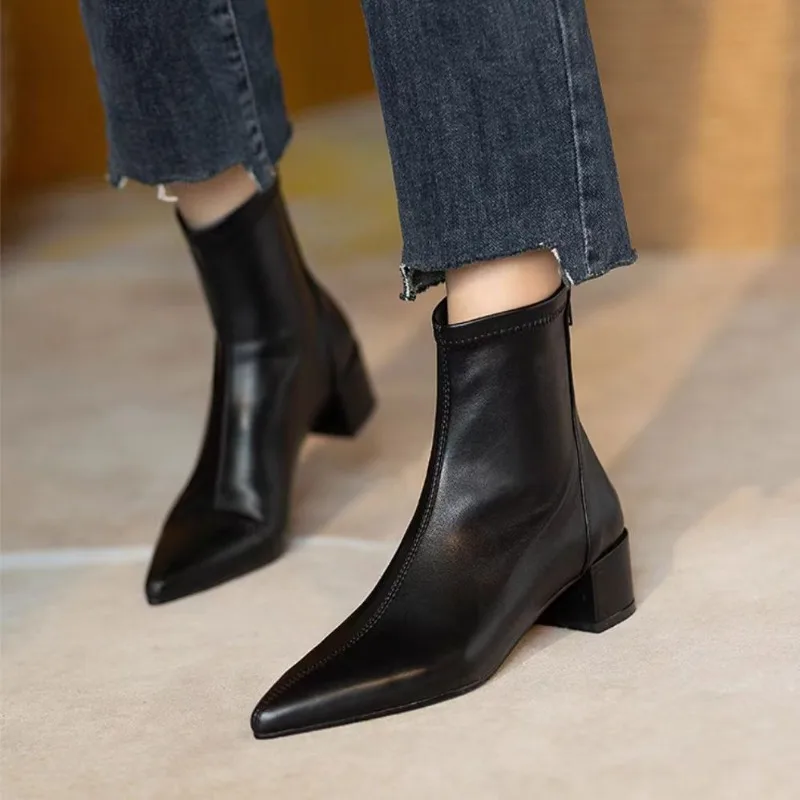 Sharp pointed short women's boots new autumn and winter thick heel mid heel shoes French casual solid color slim women's boots
Sharp pointed short women's boots new autumn and winter thick heel mid heel shoes French casual solid color slim women's boots