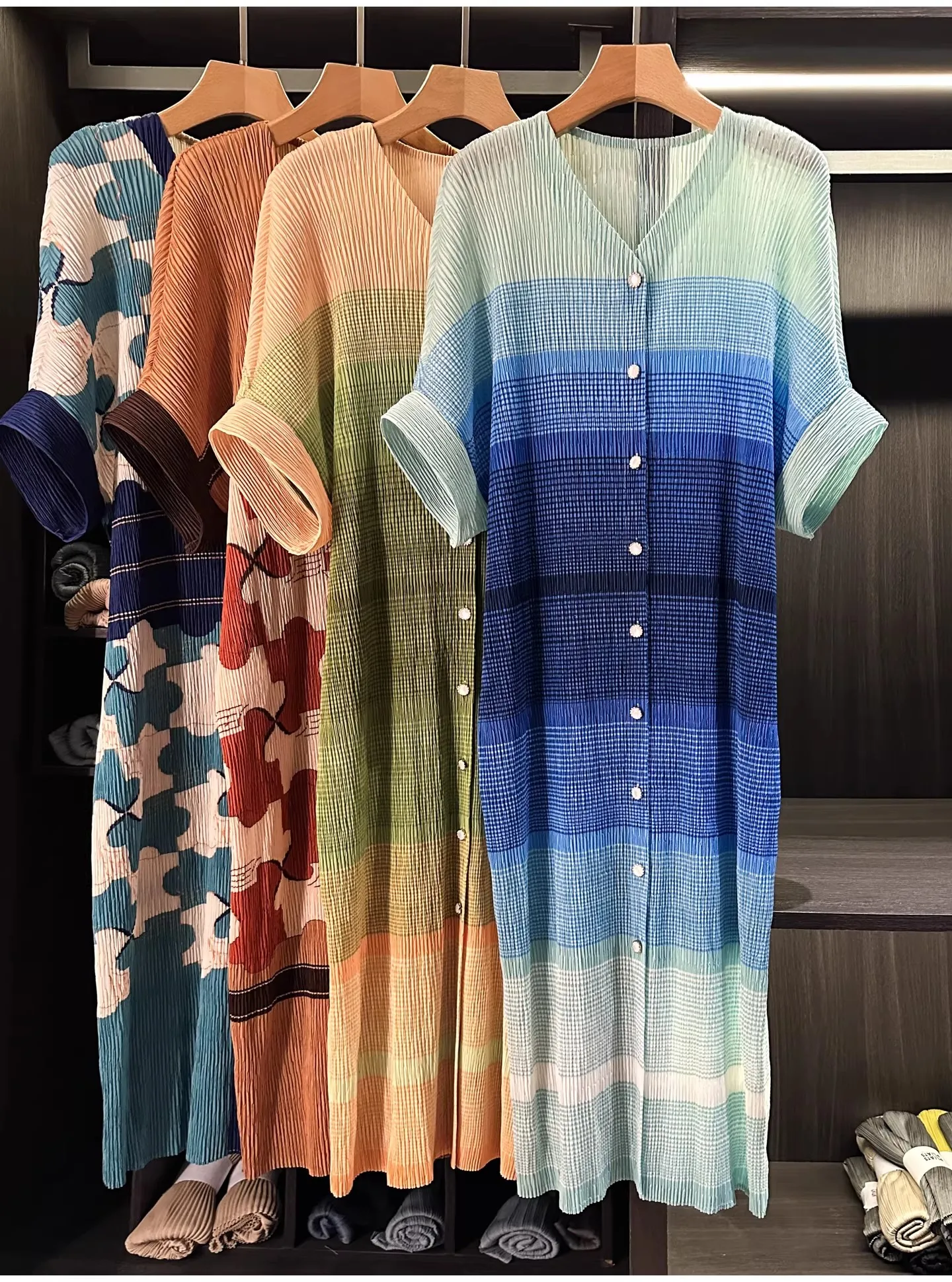 Miyake Pleated Dress Summer Fashion Loose Fit Bat Sleeve Elegant Gradient color Single Breasted Printing Mid-Length Dresses
Miyake Pleated Dress Summer Fashion Loose Fit Bat Sleeve Elegant Gradient color Single Breasted Printing Mid-Length Dresses