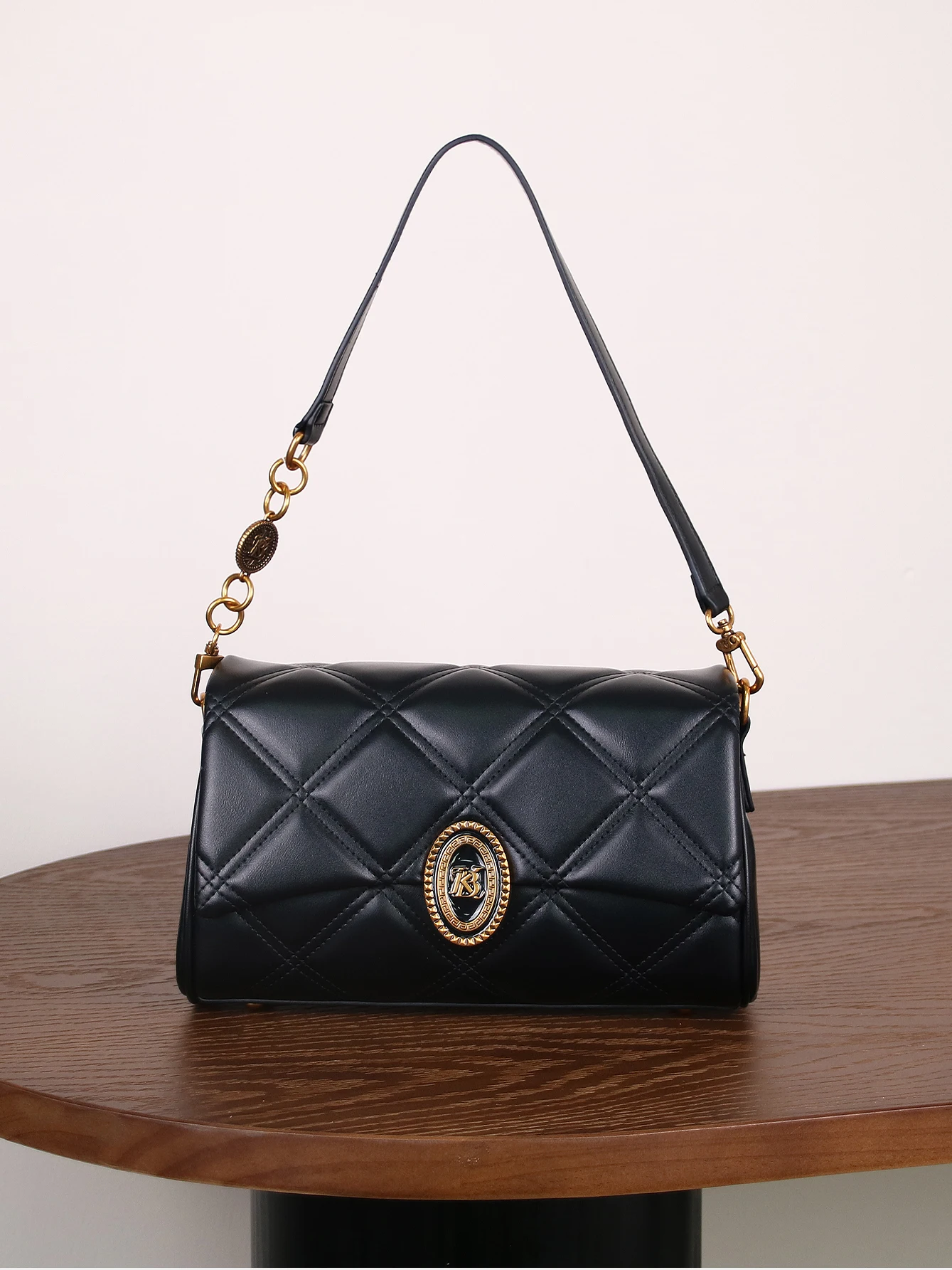 Spring/summer 2026 fashion new niche design light luxury rhombic embroidery line ladies shoulder bag western style large capacit
Spring/summer 2026 fashion new niche design light luxury rhombic embroidery line ladies shoulder bag western style large capacit