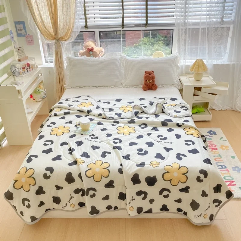 Fashionable Black Leopard Print Quilt Cartoon Flower Pattern Multifunctional Travel Warm Blanket Summer Air Conditioning Quilt
Fashionable Black Leopard Print Quilt Cartoon Flower Pattern Multifunctional Travel Warm Blanket Summer Air Conditioning Quilt