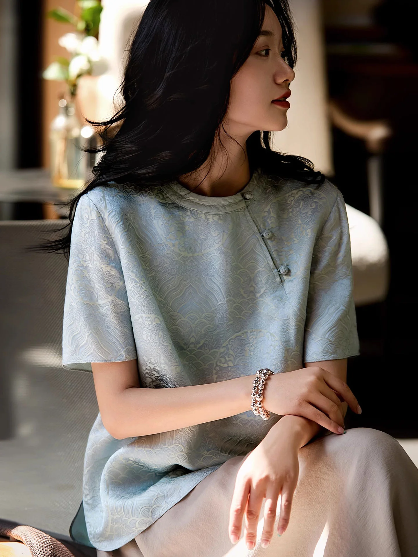 Женская летняя блузка из ацетатного атласа в китайском стиле, прямого кроя, на пуговицах, для офиса и повседневной носки
Женская летняя блузка из ацетатного атласа в китайском стиле, прямого кроя, на пуговицах, для офиса и повседневной носки