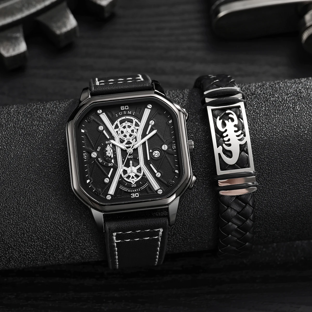 Без подарочной коробки. Мужские часы, ценные квадратные кварцевые часы, трендовые молодежные спортивные модели с большим циферблатом, кожаные браслеты, 2 предмета.
Без подарочной коробки. Мужские часы, ценные квадратные кварцевые часы, трендовые молодежные спортивные модели с большим циферблатом, кожаные браслеты, 2 предмета.