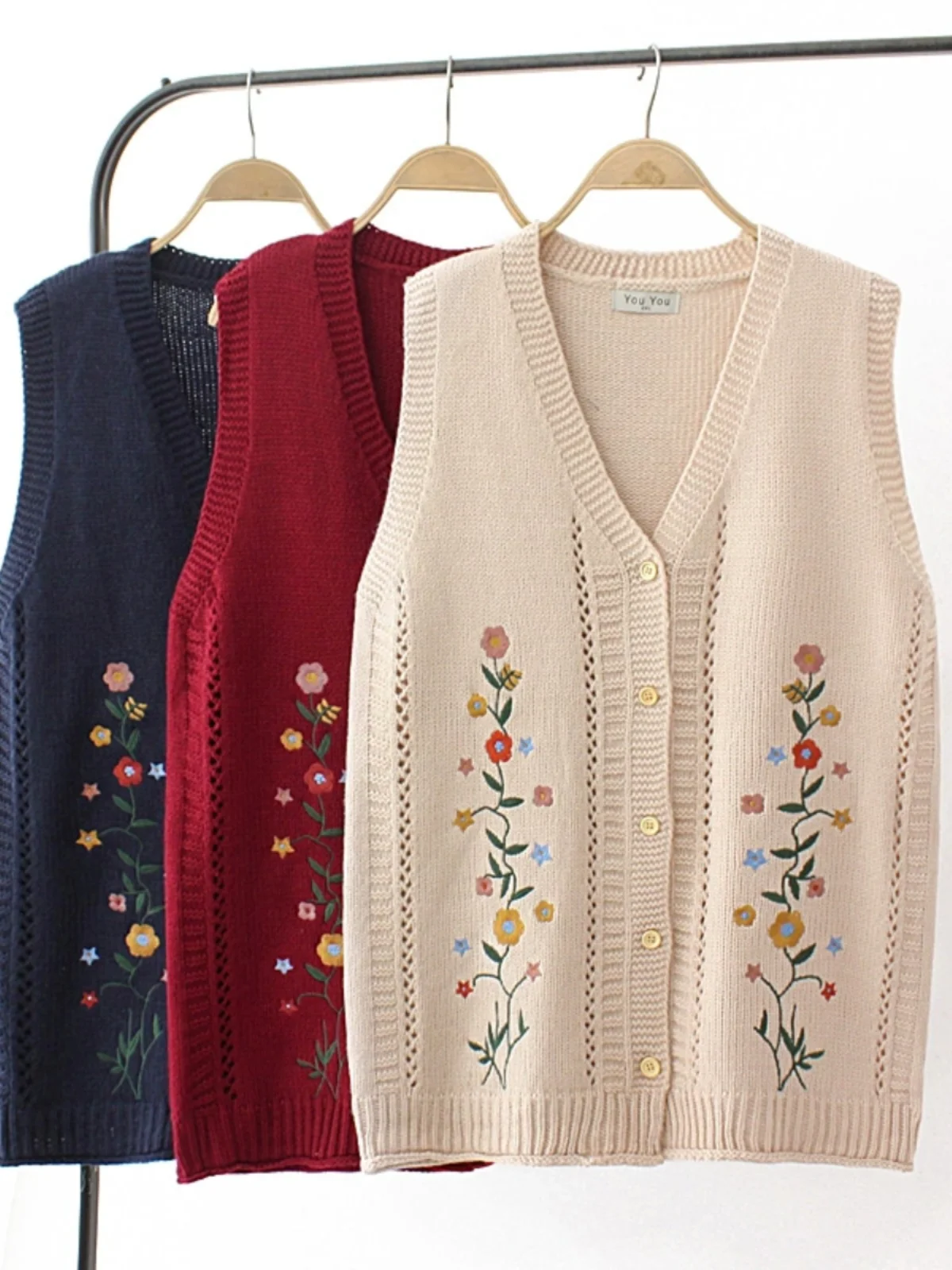Artistic Knitted V-Neck Cardigan plus Size Fashionable Embroidered Flower Large Size Sweater for Women over 200 Pounds
Artistic Knitted V-Neck Cardigan plus Size Fashionable Embroidered Flower Large Size Sweater for Women over 200 Pounds