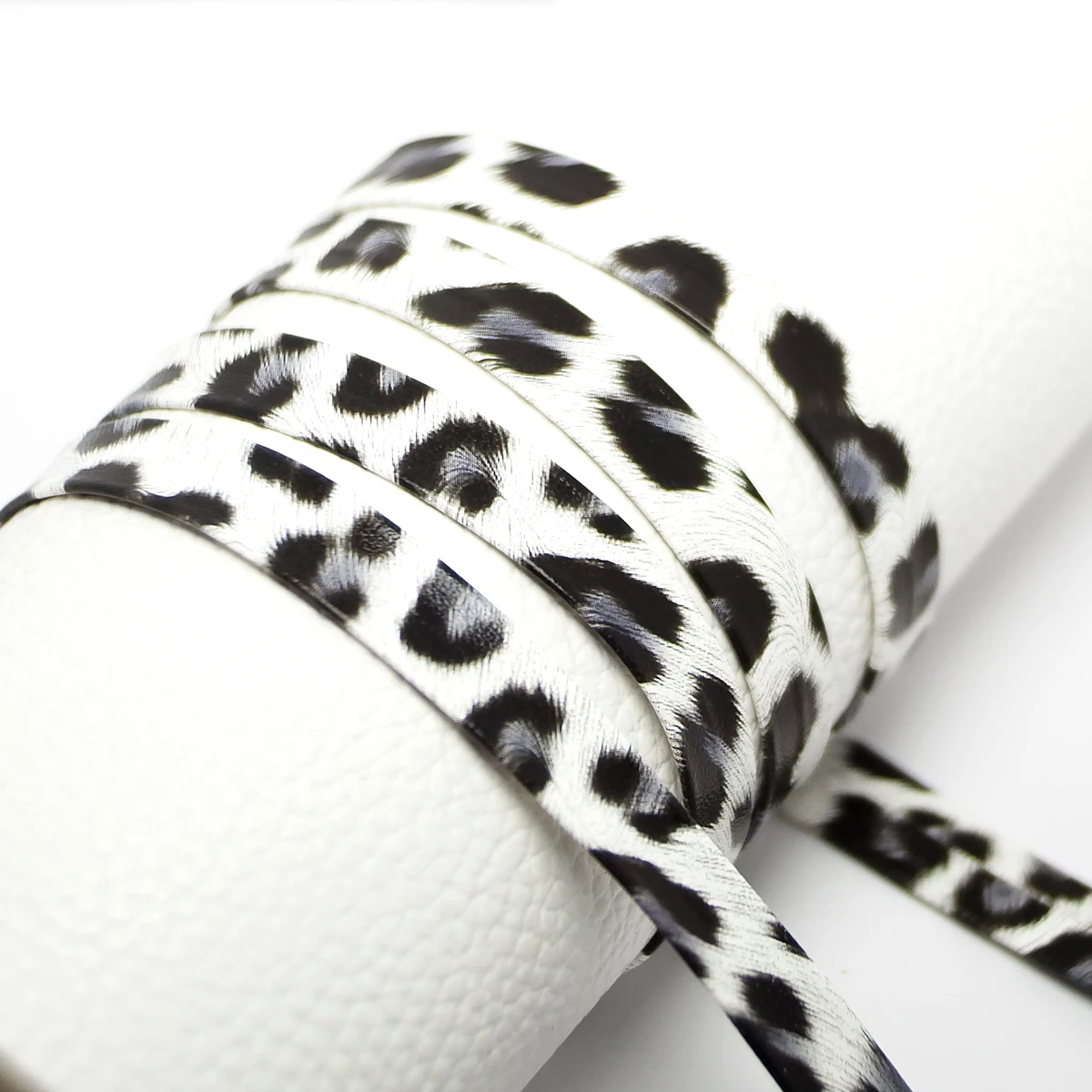 3 Meter Black And White Leopard Print Bonding Leather Strips,10x0.8mm Soft Leather Cord,Bracelet Necklace Making,DIY Supplies
3 Meter Black And White Leopard Print Bonding Leather Strips,10x0.8mm Soft Leather Cord,Bracelet Necklace Making,DIY Supplies