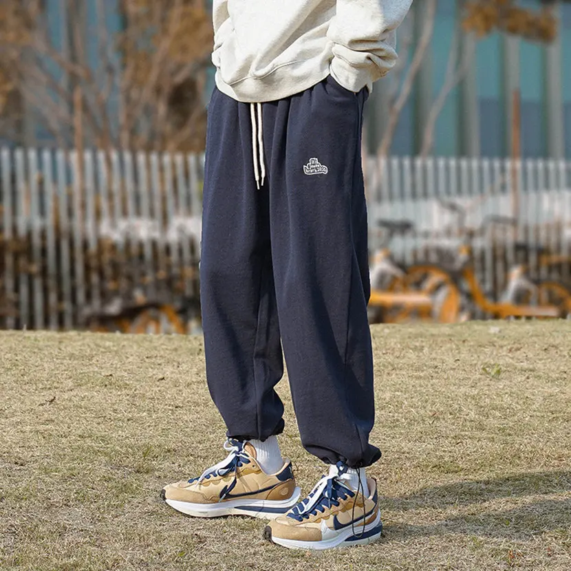 Мужские повседневные брюки в стиле американского уличного хип-хопа, спортивные свободные брюки с завязками, модные прямые брюки на весну и осень
Мужские повседневные брюки в стиле американского уличного хип-хопа, спортивные свободные брюки с завязками, модные прямые брюки на весну и осень