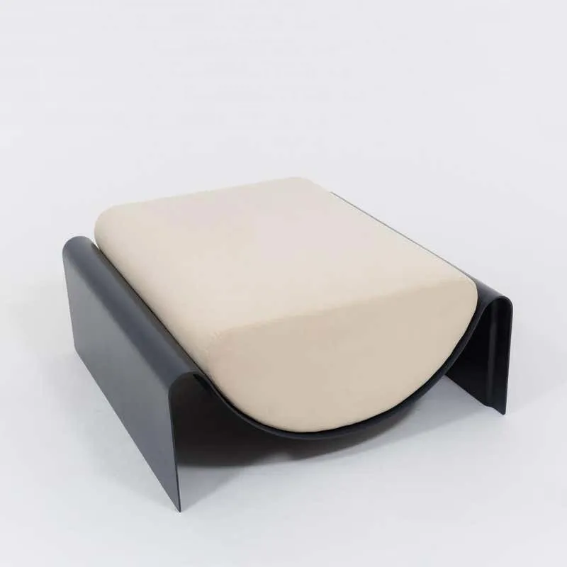 Light luxury modern designer creative simple art model room home cloakroom Italian semi-round low stool
Light luxury modern designer creative simple art model room home cloakroom Italian semi-round low stool