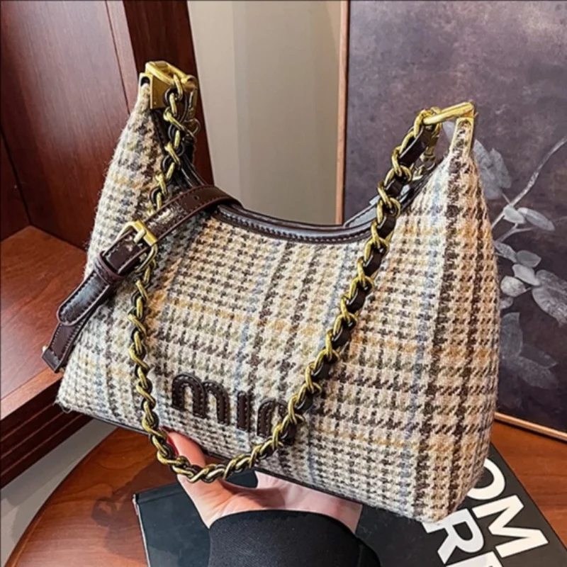Fashion fabric houndstooth ladies portable tote bag 2025 new light luxury high-end large-capacity one-shoulder messenger bag
Fashion fabric houndstooth ladies portable tote bag 2025 new light luxury high-end large-capacity one-shoulder messenger bag
