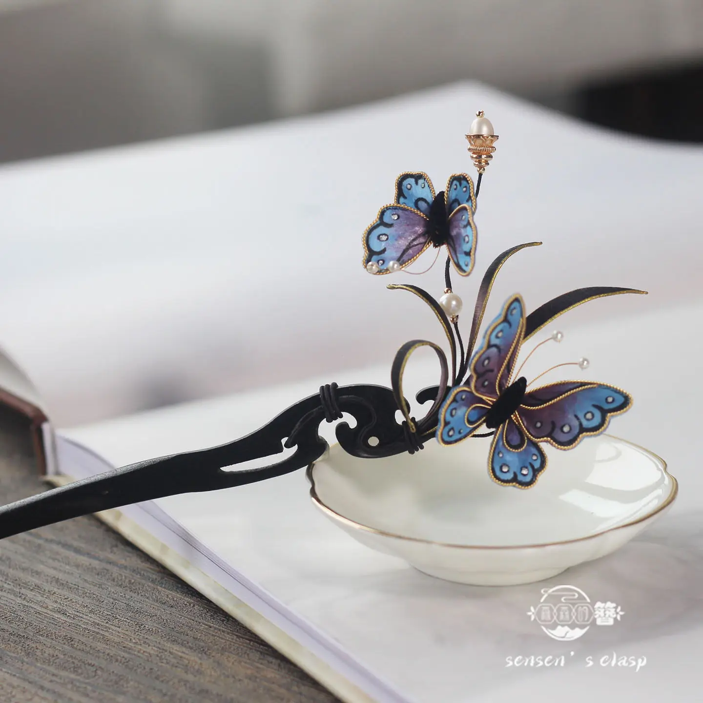 Qianshan Butterfly · Original Intangible Cultural Heritage Velvet Flower Hair Stick, Sandalwood Ancient Style Gift
Qianshan Butterfly · Original Intangible Cultural Heritage Velvet Flower Hair Stick, Sandalwood Ancient Style Gift