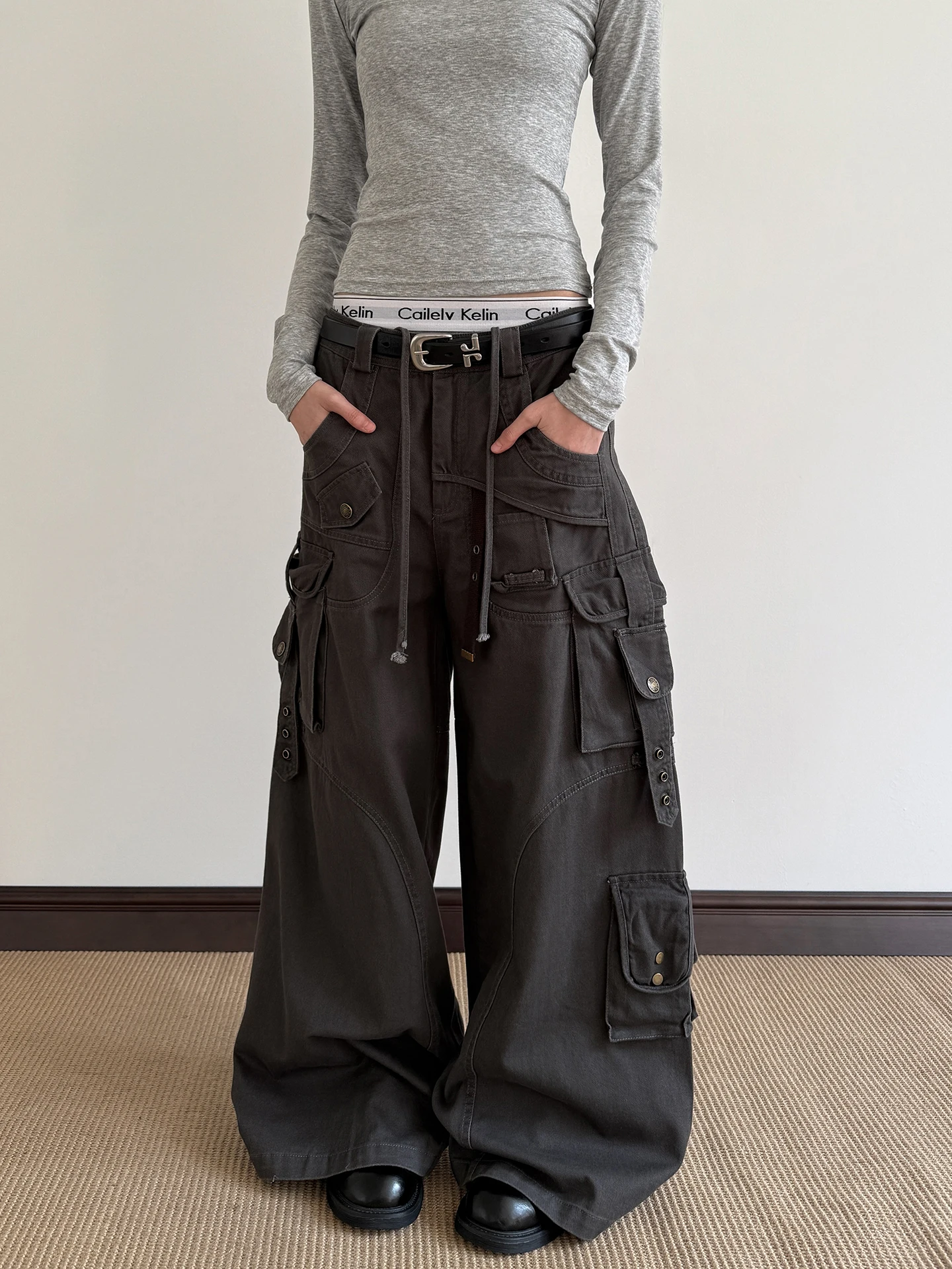 American Retro Spliced Wide Leg Loose Casual Pants Men Women Workwear Trousers Straight Cut Multi kets Casual Pants
American Retro Spliced Wide Leg Loose Casual Pants Men Women Workwear Trousers Straight Cut Multi kets Casual Pants