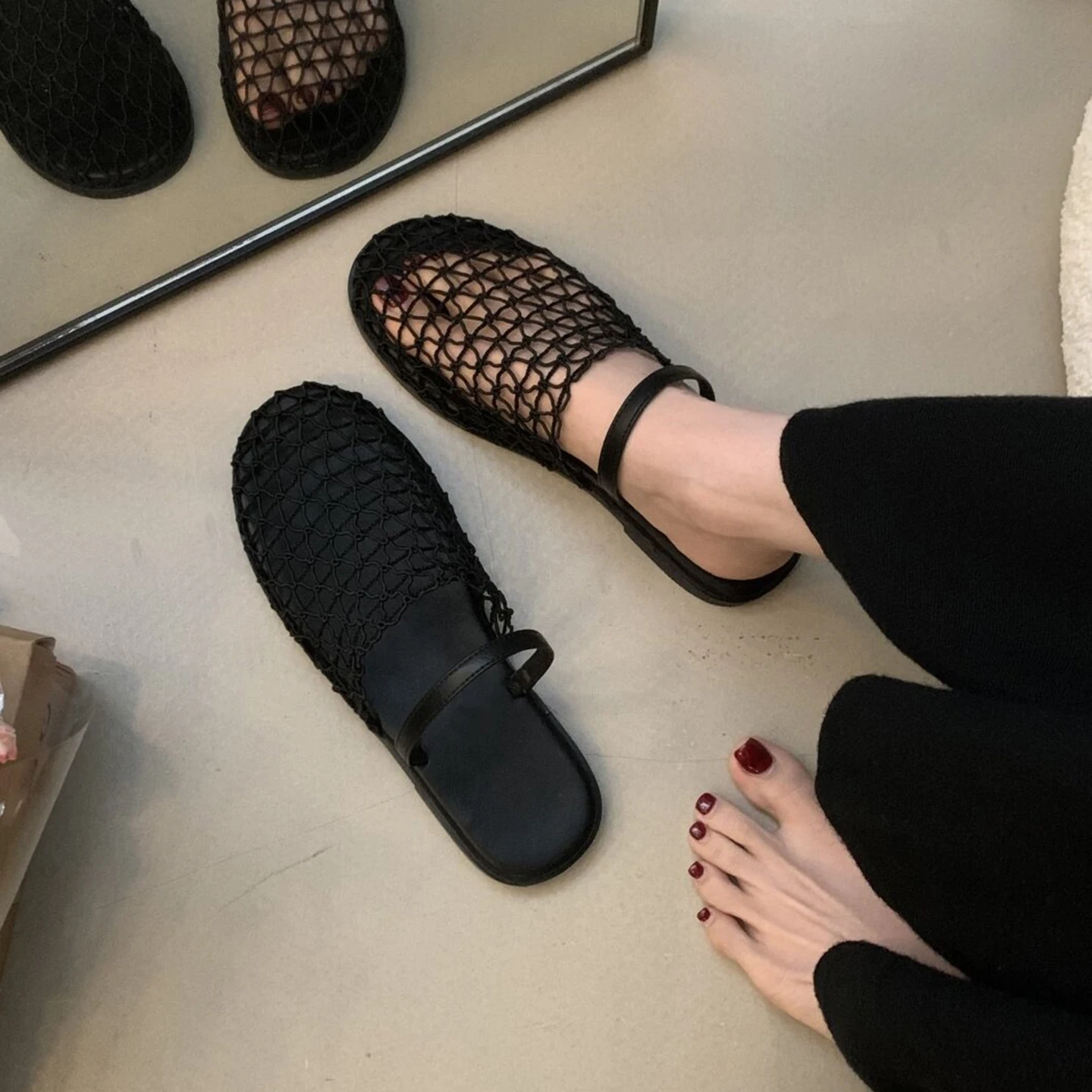 Women Summer Thin Band Braid Mesh Sandals Hollow Two Ways To Wear Slides Women Comfy Round Toe Flats Mules Travel Beach Slippers
Women Summer Thin Band Braid Mesh Sandals Hollow Two Ways To Wear Slides Women Comfy Round Toe Flats Mules Travel Beach Slippers
