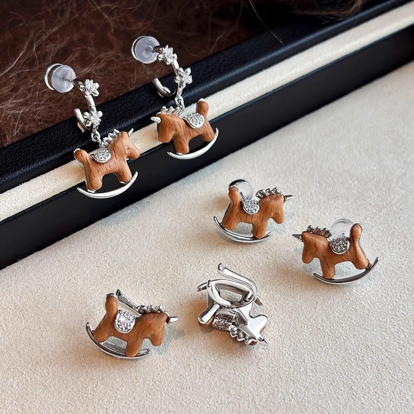 Unique and beautiful ethnic style pony earrings for women 2025 new niche high-end earrings wooden earrings
Unique and beautiful ethnic style pony earrings for women 2025 new niche high-end earrings wooden earrings