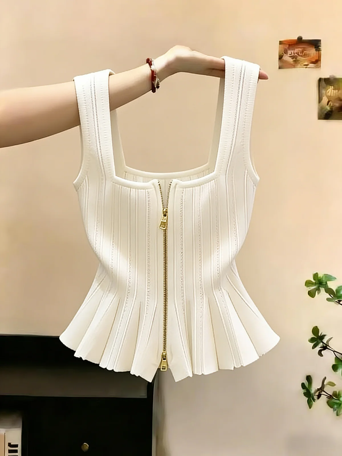 Korean Style Knitted Crop Top Women's Summer Slim Fit Vest Double Zipper Square Collar Self-Keeping Short Length Silk Blouse
Korean Style Knitted Crop Top Women's Summer Slim Fit Vest Double Zipper Square Collar Self-Keeping Short Length Silk Blouse