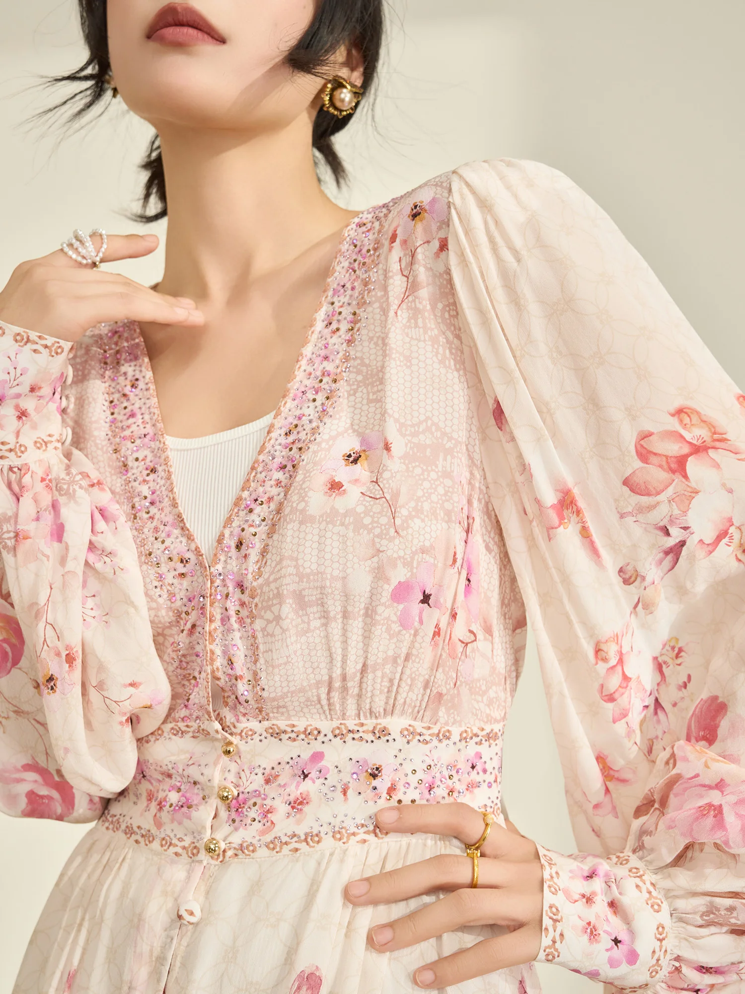 Elegant Pink Floral Print V-Neck Long Dress Women's Flowing Era 2026 Early Spring Gathered Waistline Skirt City Commute Style
Elegant Pink Floral Print V-Neck Long Dress Women's Flowing Era 2026 Early Spring Gathered Waistline Skirt City Commute Style