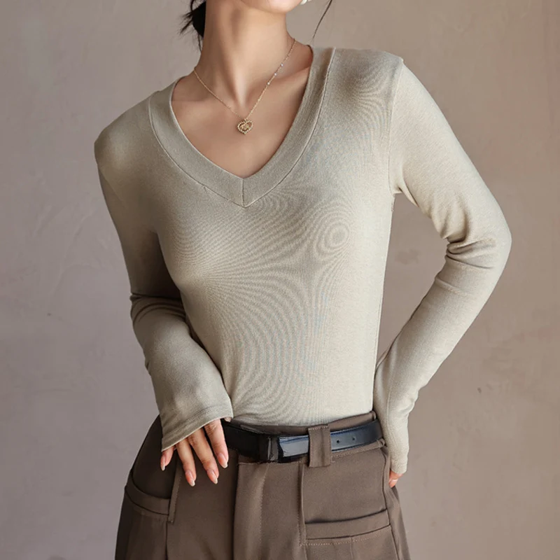 2025 Autumn Winter Slim V-Neck Bottoming Shirt Women High Stretch Simple Long Sleeve T-Shirt Basic Solid Color Inner Wear Tops
2025 Autumn Winter Slim V-Neck Bottoming Shirt Women High Stretch Simple Long Sleeve T-Shirt Basic Solid Color Inner Wear Tops