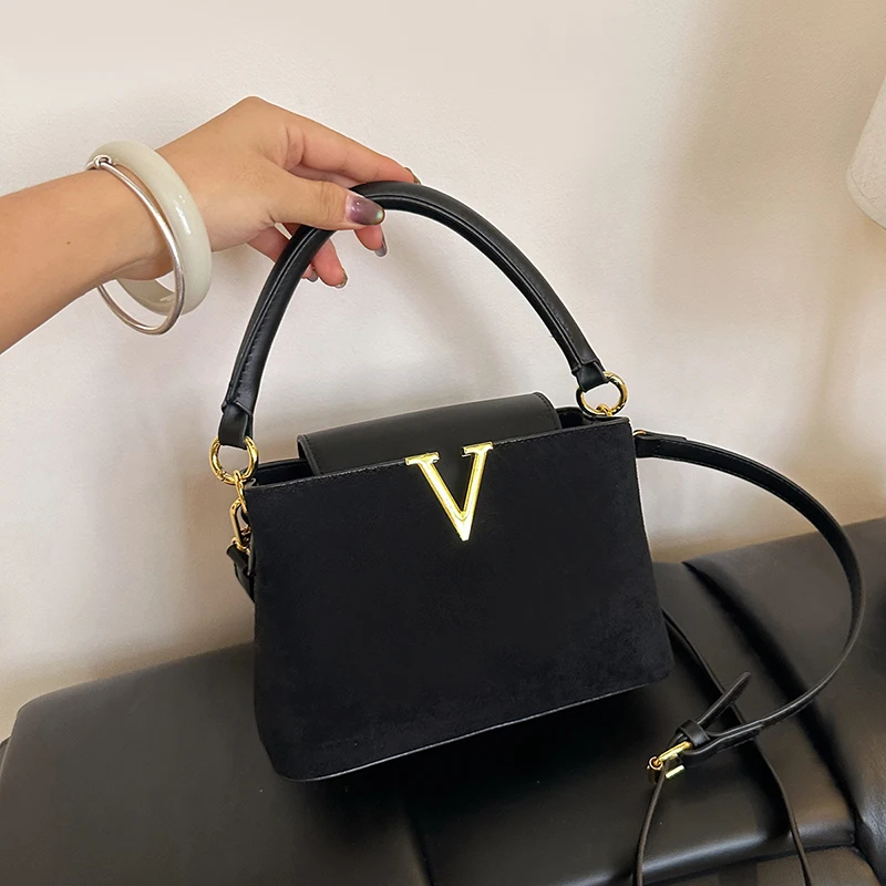 Роскошная модная замшевая однотонная женская сумка на плечо с металлическим декором, износостойкий регулируемый плечевой ремень для прогулок, путешествий
Роскошная модная замшевая однотонная женская сумка на плечо с металлическим декором, износостойкий регулируемый плечевой ремень для прогулок, путешествий