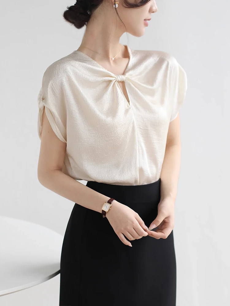 Elegant Satin Short Sleeve Shirt with Knot V-Neck for Women Summer Slimming Commute Fashionable Casual Loose Fit White
Elegant Satin Short Sleeve Shirt with Knot V-Neck for Women Summer Slimming Commute Fashionable Casual Loose Fit White