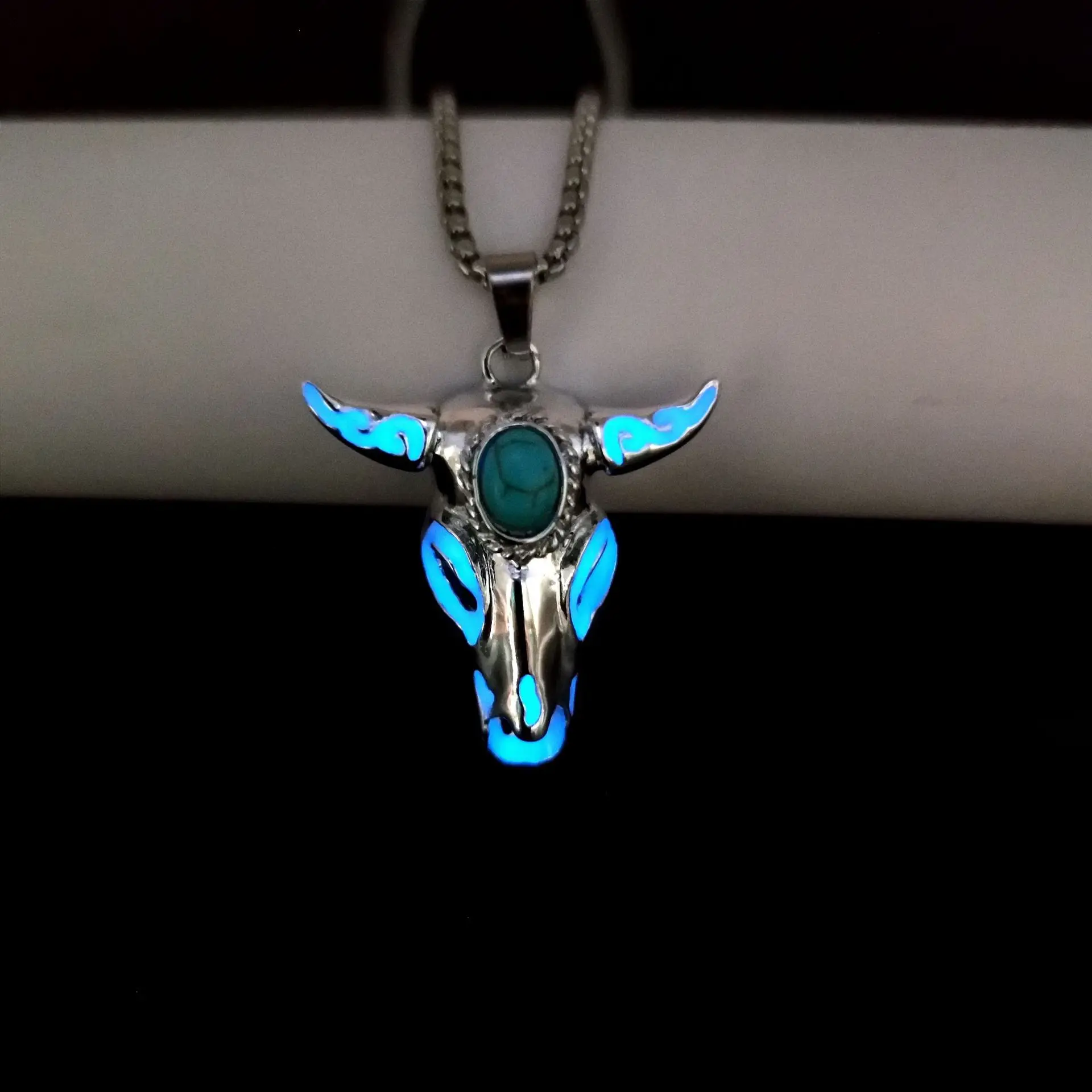 Night Luminous Skull Bull Head Necklace Men Jewelry Stainless steel chain Glow In The Dark Punk Skeleton Necklace For Women
Night Luminous Skull Bull Head Necklace Men Jewelry Stainless steel chain Glow In The Dark Punk Skeleton Necklace For Women