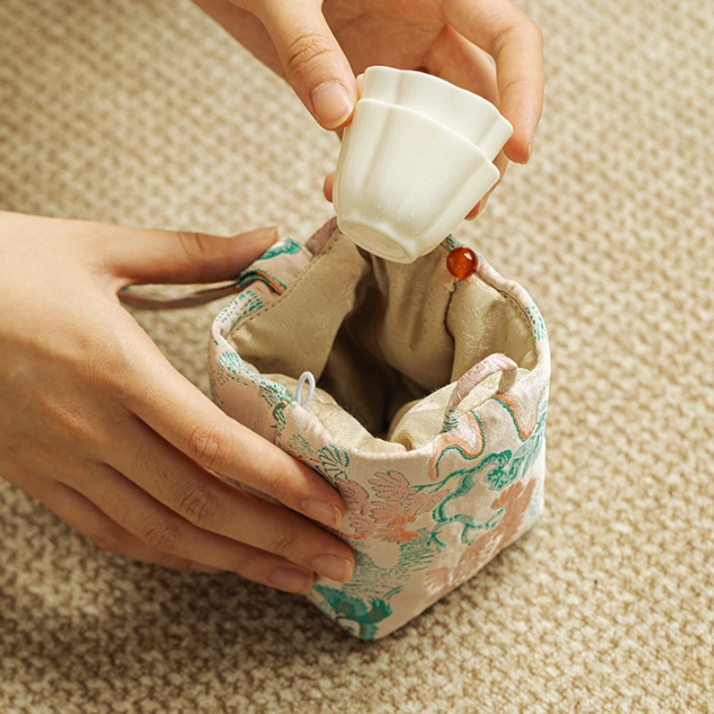 Chinese Style Teacup Drawstring Cloth Pouch Teapot Hand Bag Teaware Storage Bag Portable Multifunctional Bag for Tea Household
Chinese Style Teacup Drawstring Cloth Pouch Teapot Hand Bag Teaware Storage Bag Portable Multifunctional Bag for Tea Household