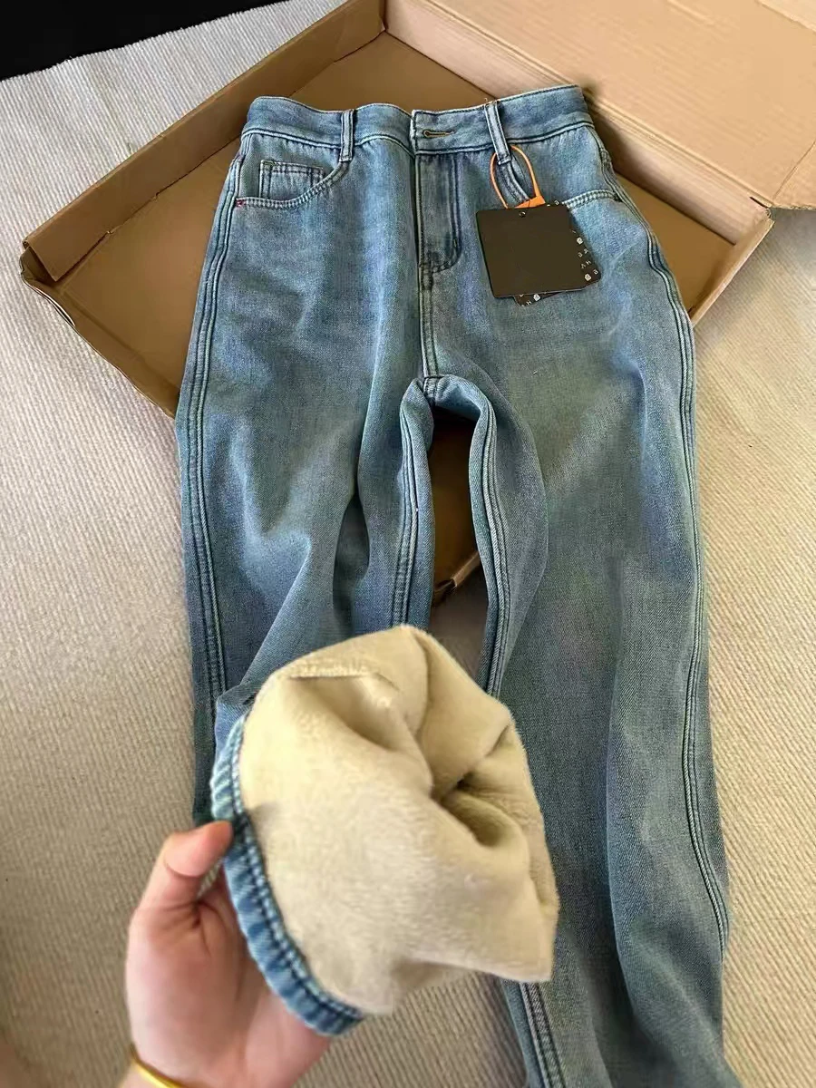 Джинсы больших размеров на флисовой подкладке, утепленные, с высокой талией, прямые, широкие штанины, для женщин, зимние, теплые, утягивающие брюки
Джинсы больших размеров на флисовой подкладке, утепленные, с высокой талией, прямые, широкие штанины, для женщин, зимние, теплые, утягивающие брюки